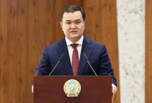 Мониторит ли Касымбек негативные упоминания о себе в СМИ?