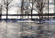 Провалившегося под лед мальчика ищут в Абайской области