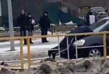 Водитель протащил полицейского на капоте авто в Рудном (ВИДЕО)