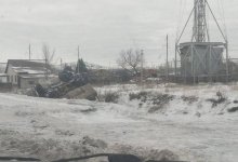 Погрузчик во время очистки дороги слетел в кювет в Усть-Каменогорске