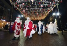 60 Аяз ата поздравили алматинцев с наступающим Новым годом