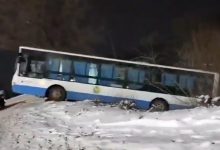 Автобус съехал в кювет в Актобе (ВИДЕО)