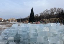 Таявший ледовый городок за 53 млн тг начали восстанавливать в Павлодаре