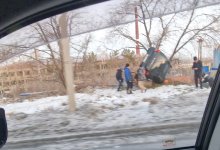 Авто опрокинулось посреди улицы в Усть-Каменогорске