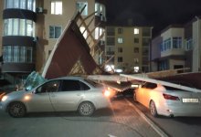 Ураган в Актау: крыша детсада рухнула на машины (ВИДЕО)