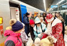 Дед мороз и Снегурочка поздравляют пассажиров ряда поездов в Казахстане