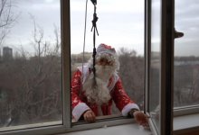Дед мороз забрался в окно детской больницы Алматы