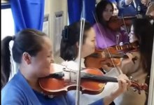 Квартет скрипачек устроили концерт в поезде Караганда - Омск (ВИДЕО)