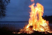 Автомобиль загорелся в одном из дворов Усть-Каменогорска