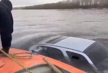Плавающее в реке авто попало на видео в Усть-Каменогорске