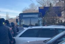 Автобус с пассажирами въехал в припаркованные авто в Таразе (ВИДЕО)
