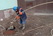 Коврики и бытовой мусор нашли в канализации в Атырау