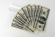 Доллар немного ослаб на торгах в Казахстане