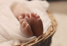 Пыталась успокоить: младенец скончался на руках матери