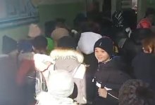 Мальчику сломали руку – давка в школе Актау попала на видео