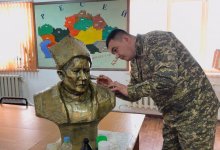 Военнослужащий создал бюст Кабанбай батыра своими руками