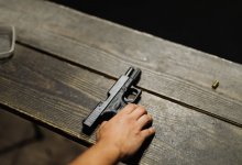 Пассажир легковушки стрелял по пешеходу посреди улицы