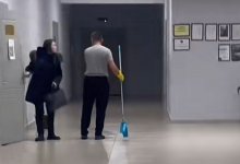 Помогает жене мыть полы в школе: поступок мужчины восхитил Казнет