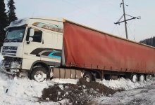 Дальнобойщики живут в съехавшем грузовике на трассе в ВКО