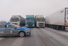 Десятки автомобилей застряли на трассе в ЗКО (ВИДЕО)