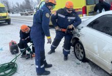 Трех человек зажало в машине после ДТП близ Алматы