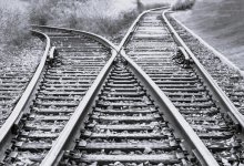 Двух железнодорожников переехал поезд по пути в Шымкент