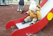 Детская площадка стала непригодной спустя месяц после установки в Актау