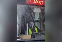 Водитель автобуса разъезжал в маске из "Крика" в Усть-Каменогорске (ВИДЕО)