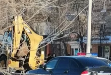 Трактор наехал на мать с двумя детьми в Уральске