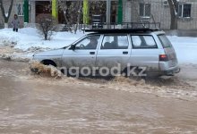 Две улицы затопило из-за аварии в Уральске