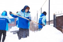 Столичные волонтеры помогли пенсионерам с уборкой снега