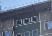 Мужчина повис на проводе и сорвался с десятого этажа в Павлодаре