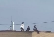 Девочки забрались на крышу многоэтажки ради опасного селфи в ВКО (ВИДЕО)