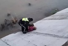 Женщина спрыгнула с моста в реку в Шымкенте