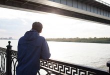 Хватает и тащит детей: неадекватный мужчина терроризирует жителей Уральска