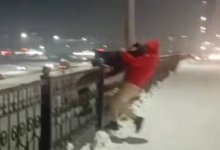 Астанчанин спас девушку от прыжка с моста (ВИДЕО)