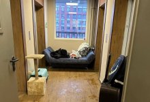 Мать с тремя детьми живет в подъезде у дверей своей же квартиры