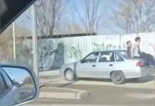 За необычный способ передвижения оштрафовали парней в Шымкенте (ВИДЕО)