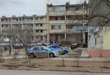 Гуляющий по улицам голый мужчина с книжкой напугал жителей Актау (ВИДЕО)