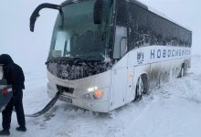 Автобус с 25 пассажирами попал в снежный занос между границами РФ и РК (ВИДЕО)
