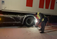 Большегрузы застряли на трассе из-за гололеда в Акмолинской области (ВИДЕО)