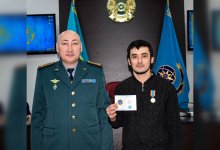 “Переодел в свою куртку”: спасшегося ребенка на реке акмолинца наградили