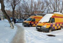 Пациента с инсультом тащили на санках медики скорой в СКО