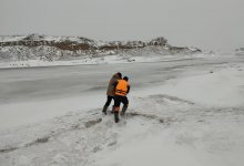 Льдина с рыбаком откололась на Капшагае