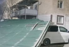 Три автомобиля повредила упавшая кровля в Жанаозене