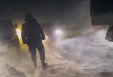 Беременная женщина с двумя детьми в буран застряли на трассе в Жетысу