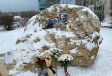 В Актау появился импровизированный мемориал Навальному