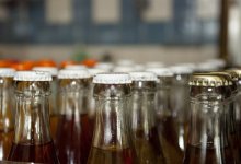 Дети пьют газировку со свалки в пригороде Актау