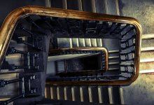 Пенсионерка поднялась пешком на восьмой этаж и умерла в Уральске