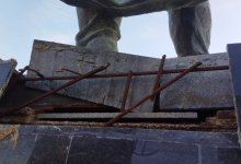 Постамент памятника за 65 млн тенге разваливается в Актау